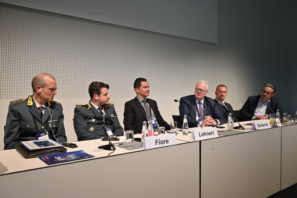 Forumsteilnehmer der SAS, KLLaRA, der italienischen Polizei sowie anderer Behörden und Organisationen