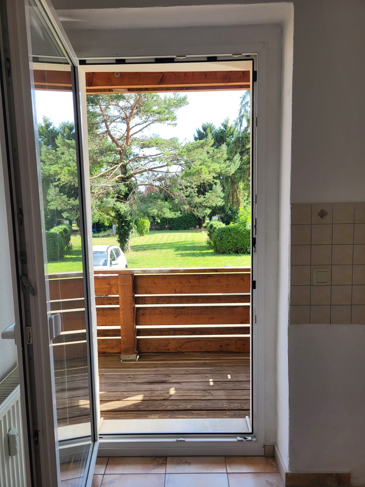 Blick von der Küche auf den Balkon